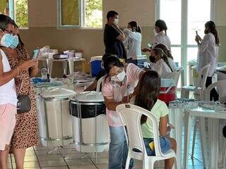 Criança sendo imunizada em Campo Grande esta semana (Foto: Lucimar Couto)