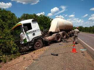 Devido ao acidente, o caminhão saiu da pista na BR-262. (Foto: Divulgação/CBM)