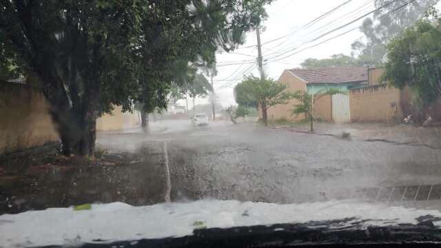 Capital come&ccedil;a tarde com chuva e 15 cidades t&ecirc;m alerta de temporal