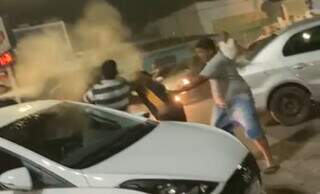 Homens se atacando durante a confusão em praça de Corumbá. (Foto: Diário Corumbaense)