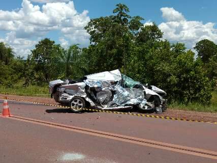 Acidente entre carro e caminhão deixa dois mortos na BR-262