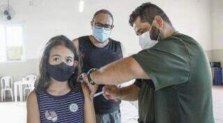 Luiz Postingher acompanha vacinação da sua filha, Maria Eduarda. (Foto: Edemir Rodrigues/Governo MS)