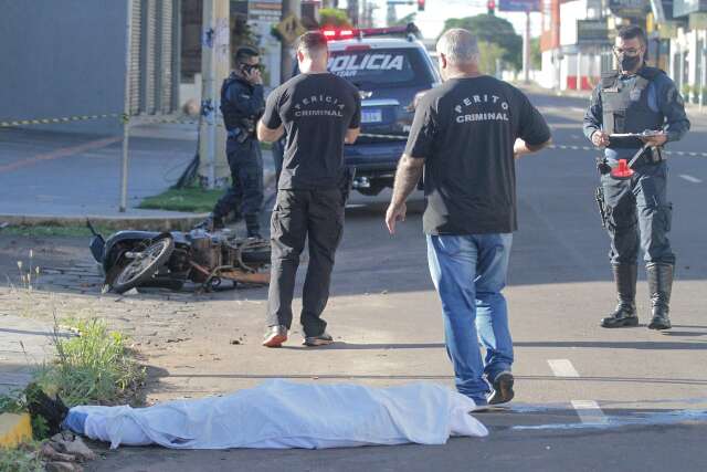 Motociclista perde controle, bate em poste e morre