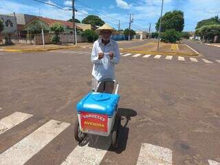 Amadeu vende picolés há 5 meses no interior, desde que saiu de SP para ficar perto dos filhos. (Foto: José Carlos dos Santos)