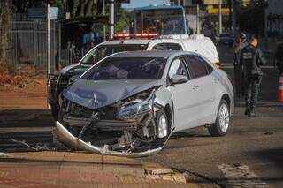 Depois de colis&atilde;o, carro capota e atinge morador de rua que dormia em cal&ccedil;ada