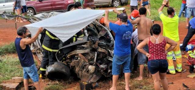 Mulher &eacute; socorrida em estado grave ap&oacute;s colis&atilde;o frontal entre carro e carreta