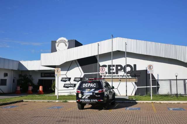 Homens disparam arma de fogo dentro de carro e acabam presos com pistola 9 mm 