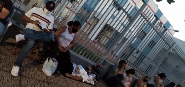 Popula&ccedil;&atilde;o dorme na fila para fazer teste de covid, mas muitos saem sem conseguir