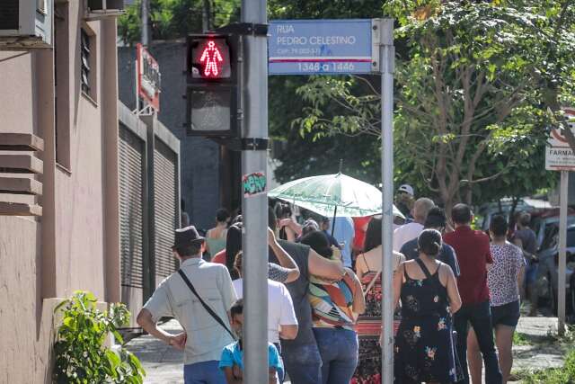 Para garantir senhas da tarde, popula&ccedil;&atilde;o mant&eacute;m movimento na Central de Testagem