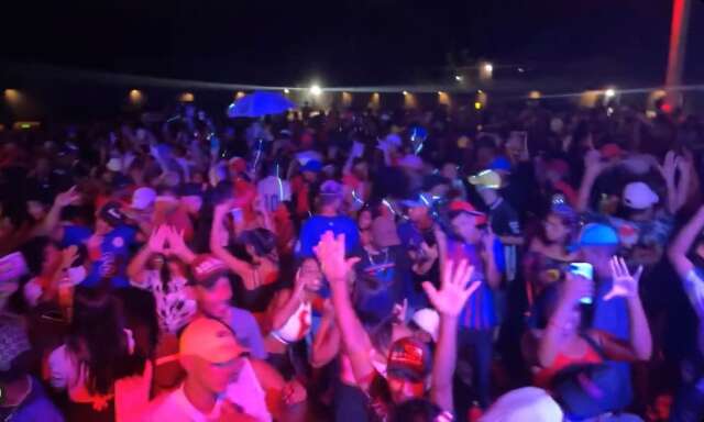 Bombeiros encerram festa com 500 pessoas e acabam agredidos