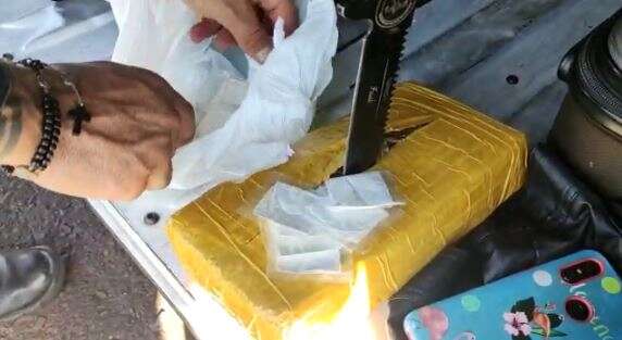 Casal &eacute; preso em &ocirc;nibus com R$ 599 mil em maconha, coca&iacute;na e haxixe 