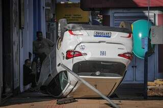 Depois de colis&atilde;o, carro capota e atinge morador de rua que dormia em cal&ccedil;ada