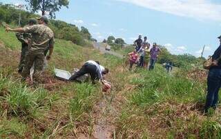 Funcionários de funerária recolhem corpo de brasileiro no Paraguai. (Foto: Direto das Ruas)