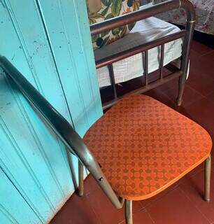 Cadeira com estampa laranja, superviva, como a mãe de Maria gostava. (Foto: Ângela Kempfer)