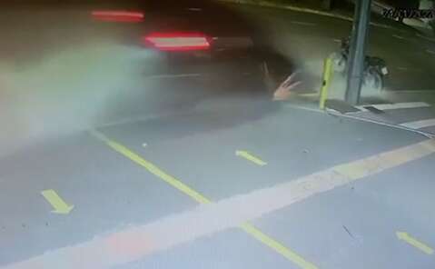 Vídeo mostra carro na contramão arrastando motocicleta de porteiro 