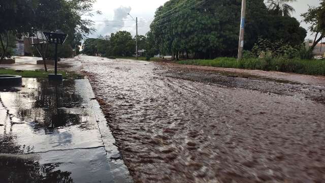 Chuva com queda de granizo e ventania atinge regi&atilde;o norte de Campo Grande