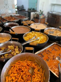 Massa, carne ao molho, batata e mandioca estão entre as opções do buffet. (Foto: Arquivo Pessoal)