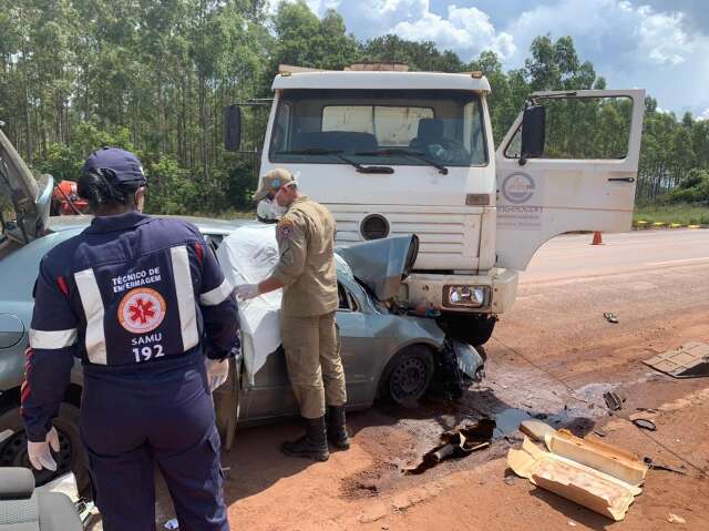 Colis&atilde;o frontal entre carro e caminh&atilde;o mata casal na BR-262