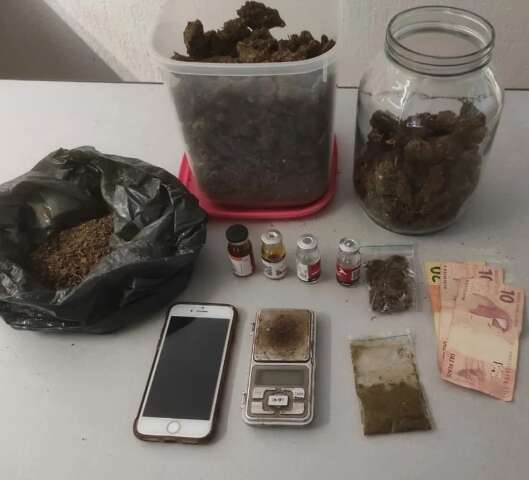 Pol&iacute;cia encontra maconha e anabolizantes com traficante em condom&iacute;nio na Capital