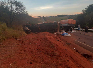 Caminhão atingiu cinco veículos em Eldorado, neste domingo (23). (Foto: Direto das Ruas)