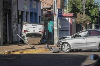 Carros envolvidos no acidente na Rua 13 de Maio, região central a cidade. (Foto: Marcos Maluf)