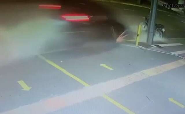 V&iacute;deo mostra carro na contram&atilde;o arrastando motocicleta de porteiro 