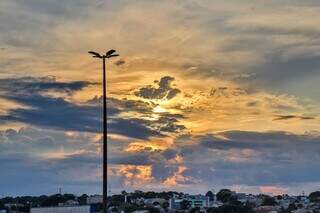 Capital amanheceu com sol entre muitas nuvens e há chances de chuva ao longo do dia. (Foto: Henrique Kawaminami)