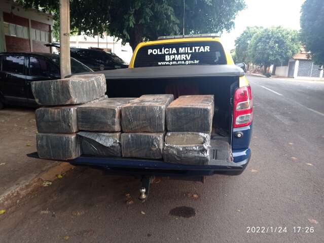Casal &eacute; preso em ve&iacute;culo abarrotado com 150 quilos de maconha 
