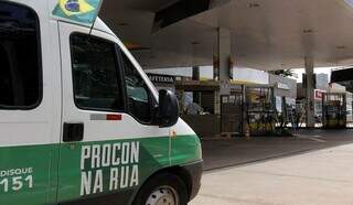 Van do Procon-MS durante fiscalização em posto de combustíveis. (Foto: Divulgação)