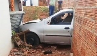 Carro destruiu muro de residência. (Foto: Tá Na Mídia Naviraí)