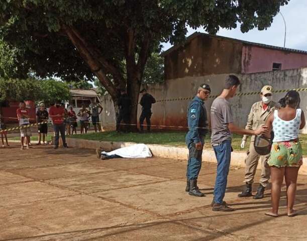 Jovem de 18 anos &eacute; assassinado a tiros em pra&ccedil;a 