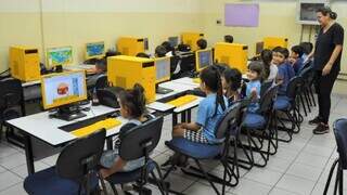 Estudantes e assistente de tecnologia em unidade de educação da rede municipal em Campo Grande (Foto: Divulgação/Prefeitura)