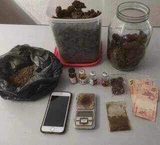 Polícia encontra maconha e anabolizantes com traficante em condomínio na Capital Polícia encontra maconha e anabolizantes com traficante em condomínio na Capital