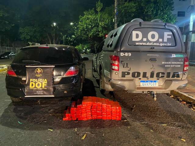 Traficante tenta fugir, mas &eacute; perseguida e presa com R$ 130 mil em drogas