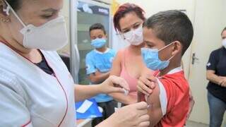Menino recebe dose de vacina contra covid em posto de saúde. (Foto: Divulgação)