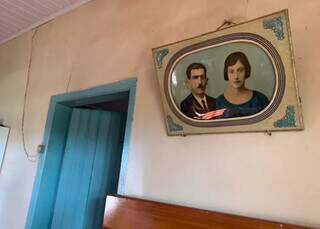Na sala, o quadro antigo, com José e Izelina, os pais de Maria. (Foto: Ângela Kempfer)