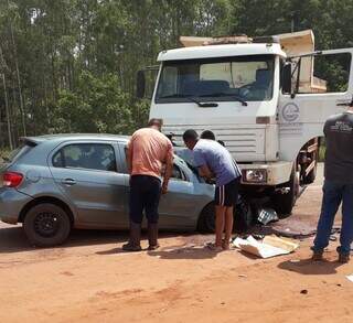 Veículo Gol, em que estavam as vítimas, preso às ferragens do caminhão. (Foto: Rio Pardo News)