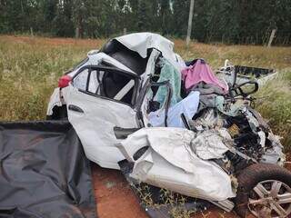 Veículo onde estavam as vítimas ficou completamente destruído. (Foto: Rio Pardo News) 