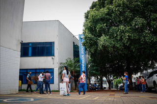 Fila em frente de agência da Previdência Social, em Campo Grande. (Foto: Arquivo) 