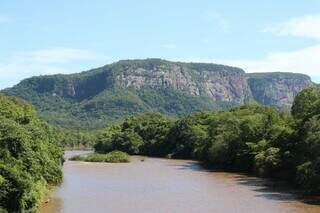 Morro da Serra de Maracaju ao fundo do Rio Aquidauana. (Foto: Henrique Kawaminami)