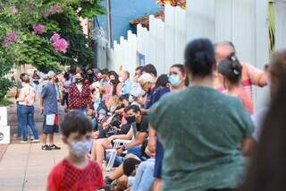 Cena comum do começo de 2022, população aguarda em fila para fazer teste da covid. (Foto: Henrique Kawaminami)