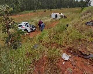 Veículos capotaram e ficaram destruídos em um matagal às margens da pista. (Foto: Rio Pardo News)