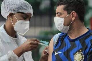 Homem é vacinado contra a covid-19 em Campo Grande. (Foto: Marcos Maluf)