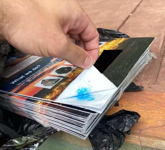 Pap&eacute;is engomados em coca&iacute;na s&atilde;o apreendidos pela Pol&iacute;cia Federal