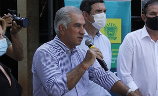 Governador do Estado, Reinaldo Azambuja (PSDB), durante entrega de veículos a Coordenadorias Regionais de Educação. (Foto: Chico Ribeiro/Governdo MS)