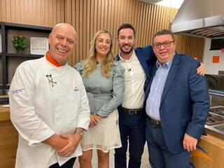 Chef e docente do Senac MS, Artur Coelho; gerente de Turismo e Gastronomia do Senac MS, Roberta Francis Pinto; apresentador do Sabor à Prova, Felipe Todesco e diretor regional do Senac MS, Vítor dos Santos Mello Junior (Foto: Divulgação)