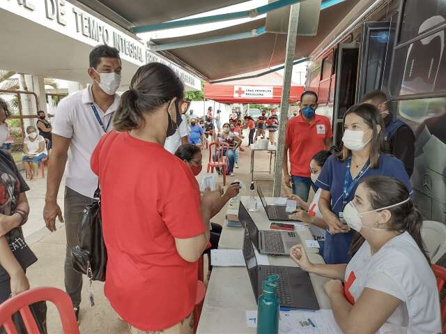 Dia tem vacina&ccedil;&atilde;o das crian&ccedil;as com 6 anos e &quot;bus&atilde;o&quot; itinerante