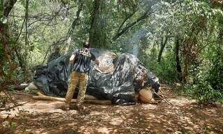 Agente da Senad empilha fardos de maconha para serem incinerados. (Foto: Divulgação)