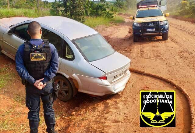 Motorista perde controle da dire&ccedil;&atilde;o e abandona carro recheado de maconha