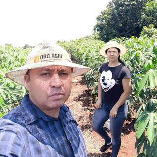 Flávio e Lorita na plantação enorme de pimenta que dizem ser forte. (Foto: Arquivo Pessoal)
